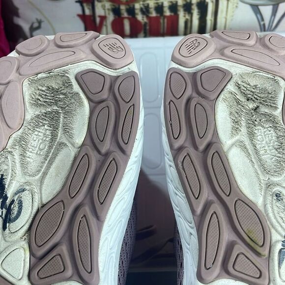 (A) NEW BALANCE WOMEN'S 860 V13, size 11 women’s/ 9.5 men’s - Picture 12 of 15